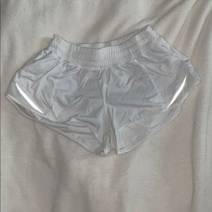 LULULEMON Hottie Hot short 2.5”